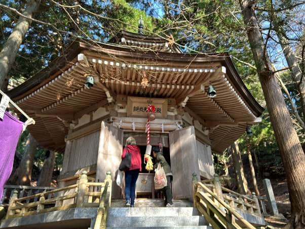 【5月30日―31日開催】金運の聖地・金華山黄金山神社と神秘の絶景「八幡平ドラゴンアイ」を巡る開運旅 2日間 6 image005 3